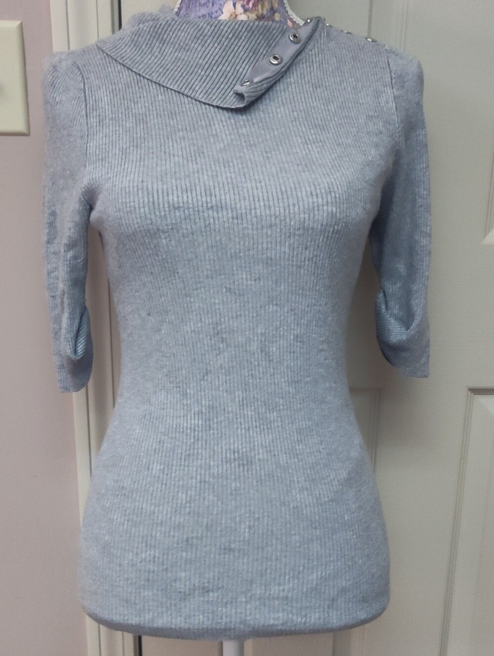 Light Gray Ribbed Short-Sleeve Sweater with Buttoned Neck